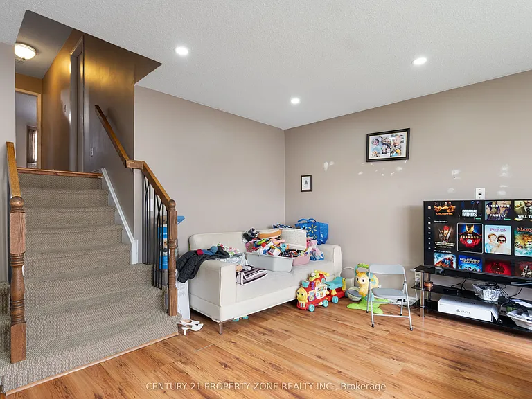 32 Lady Stewart Blvd — Photo 9