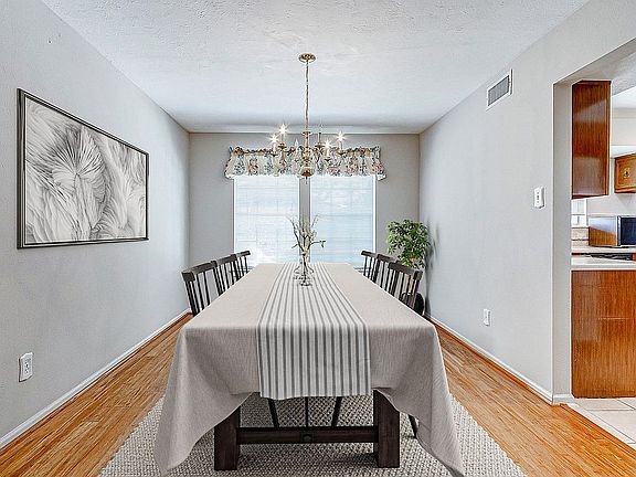 3rd image of 907 Ferndale Ln