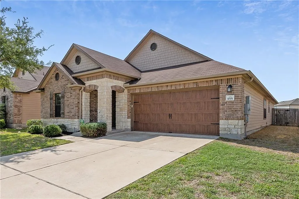 4 bed, 3.0 bath, 2242 sqft, $2,350 — Photo 2