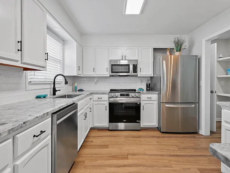 1008 Anne St — Photo 9