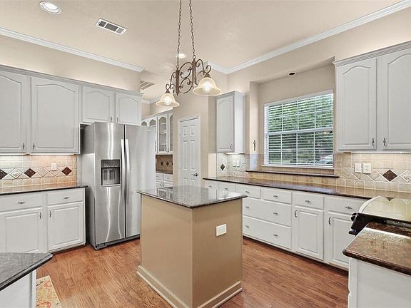 5th image of 2521 Cambridge Dr