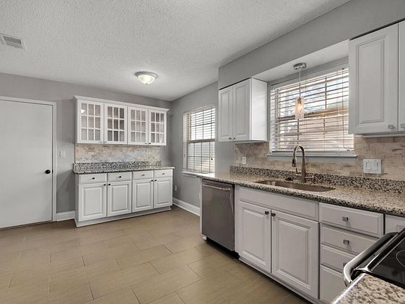 3rd image of 371 Dawn Ln
