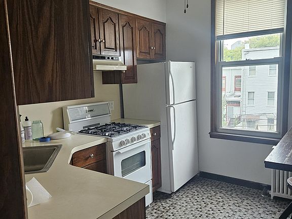 4th image of 224 N Henry St #3