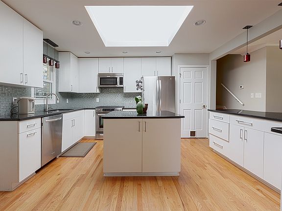 3rd image of 1096 Canterbury Dr SE