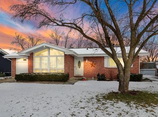 410 Surrey Ln, Lindenhurst, IL 60046