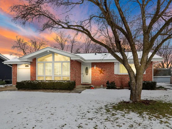 410 Surrey Ln, Lindenhurst, IL 60046