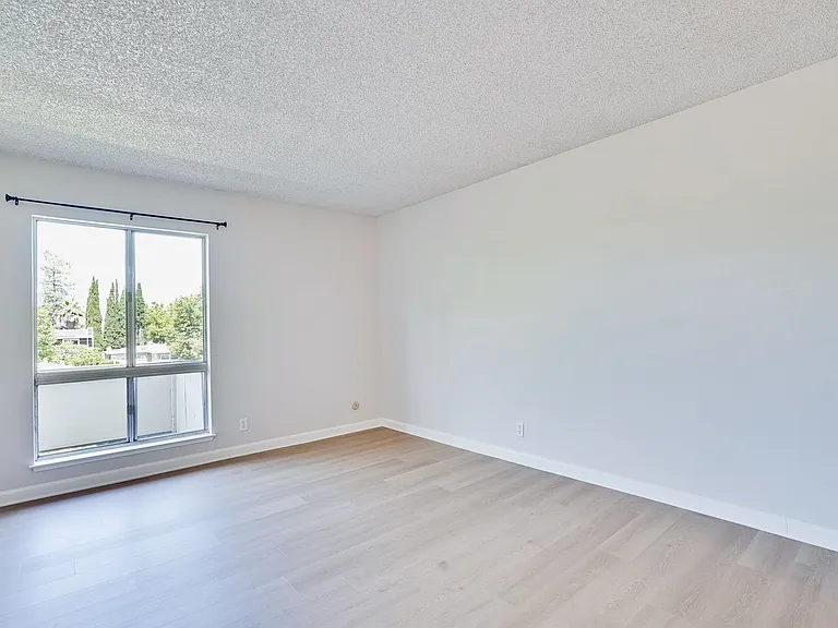 781 N Fair Oaks Ave #6 — Photo 27