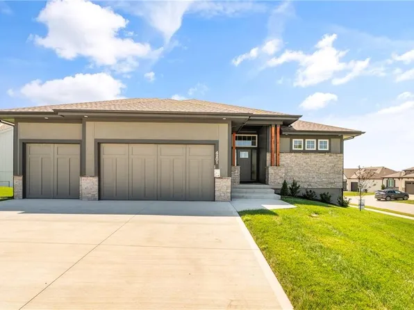 4201 NE Chapel Manor Dr, Lees Summit, MO 64064