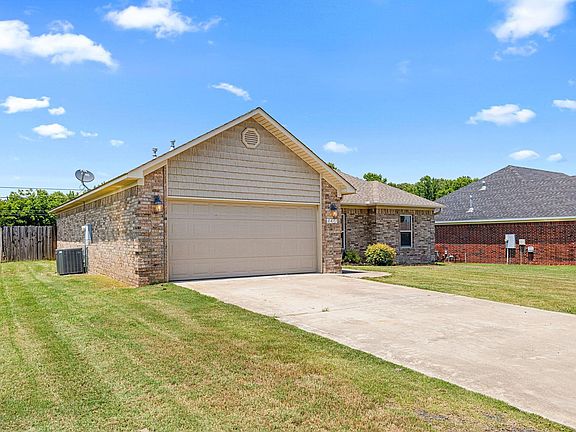 2nd image of 2411 Lancashire Ln