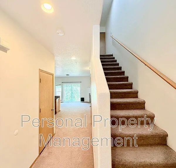 855 NW Ivy St — Photo 2