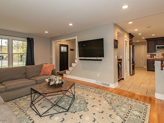 3rd image of 832 Rose Blvd