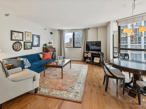 33 W Delaware Pl, Chicago, IL