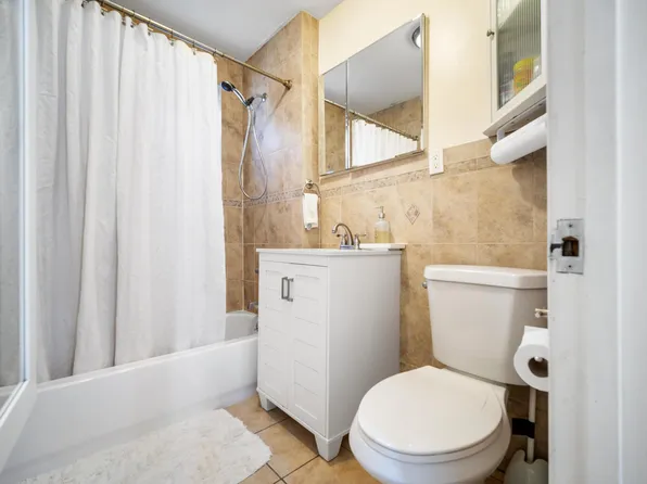 852 Home Street image 13 of 22