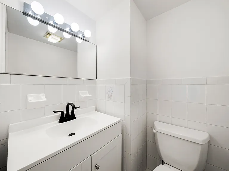 2462B E 7th St #B — Photo 12