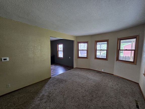 4th image of 4037 Vine Ave SE
