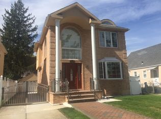 8018 263rd St, Glen Oaks, NY 11004