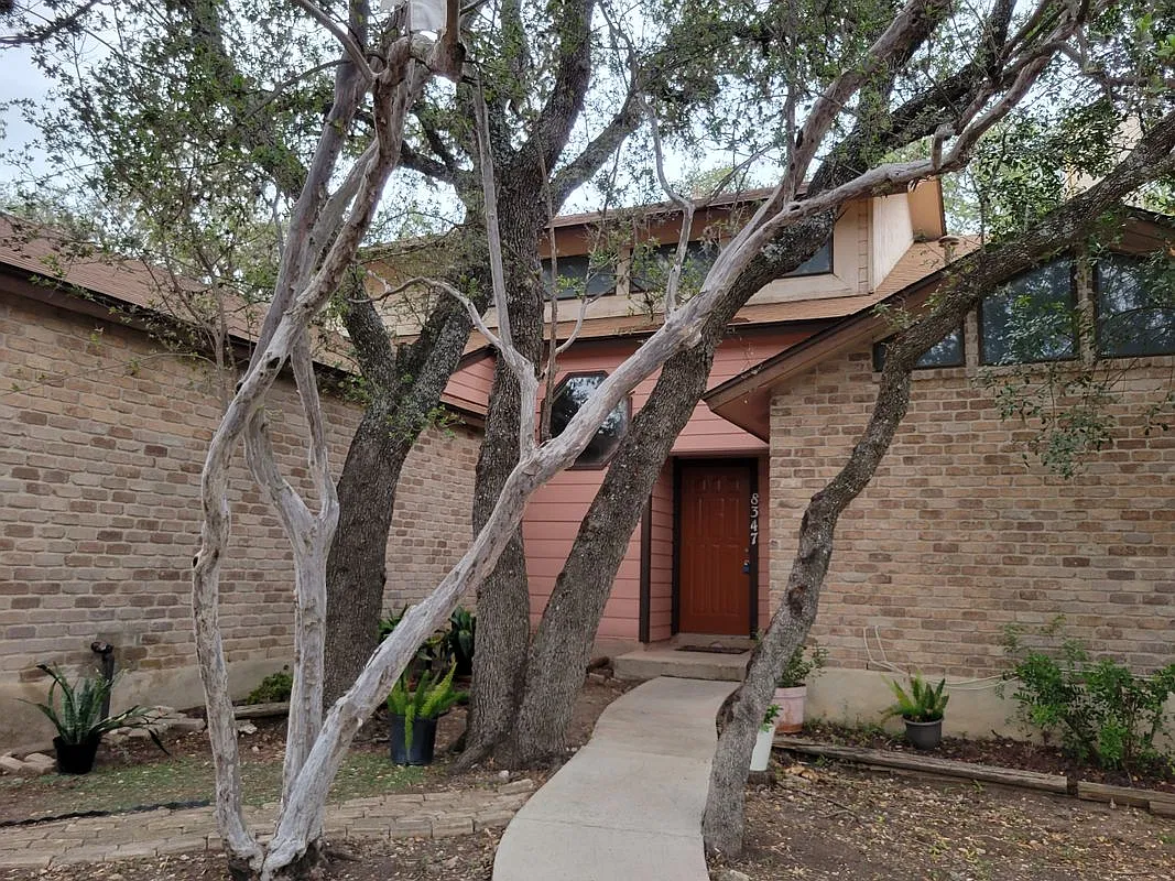 4 bed, 2.5 bath, 1960 sqft, $2,200 — Photo 3