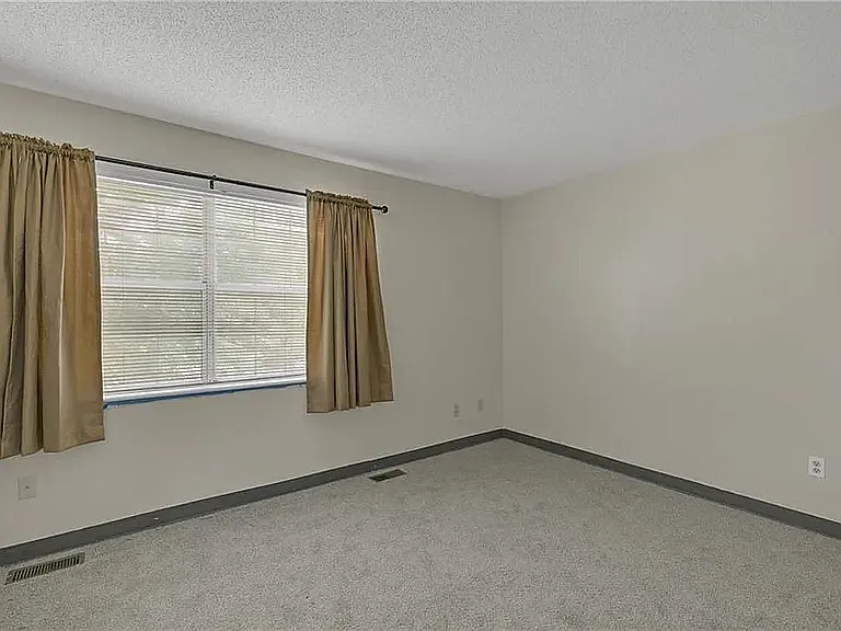 2102 Victoria Ct — Photo 6