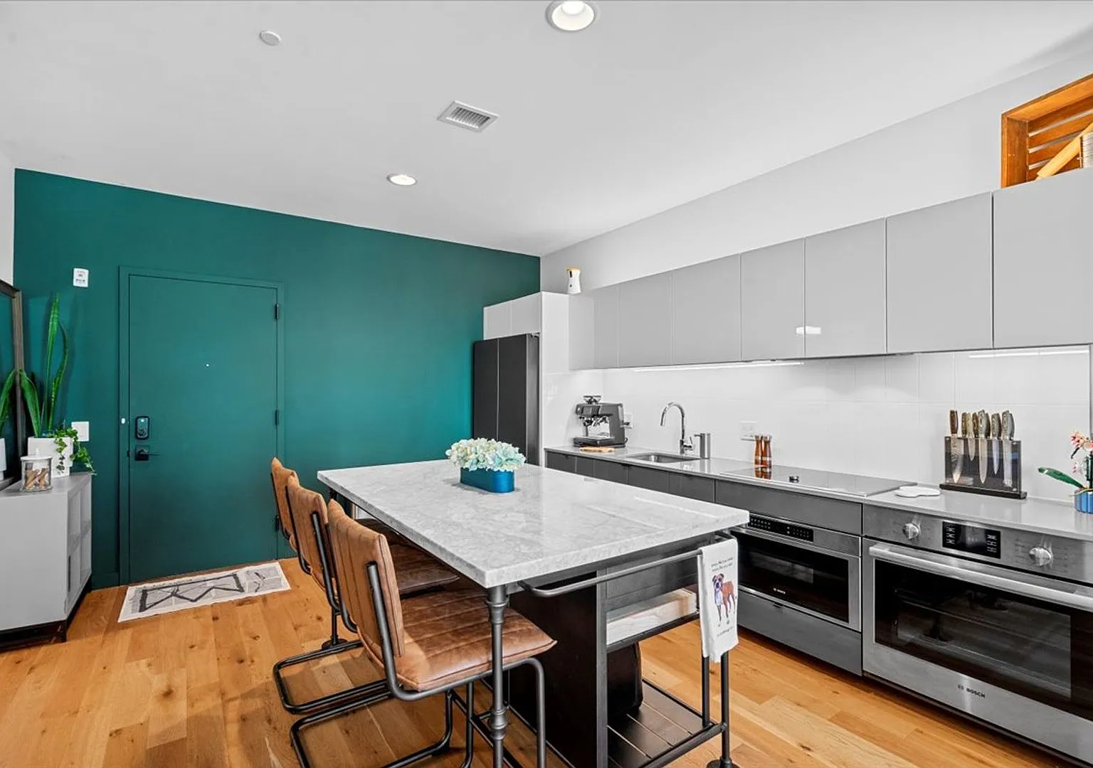 2-Level Penthouse with Private Terrace & Parking! — Photo 3