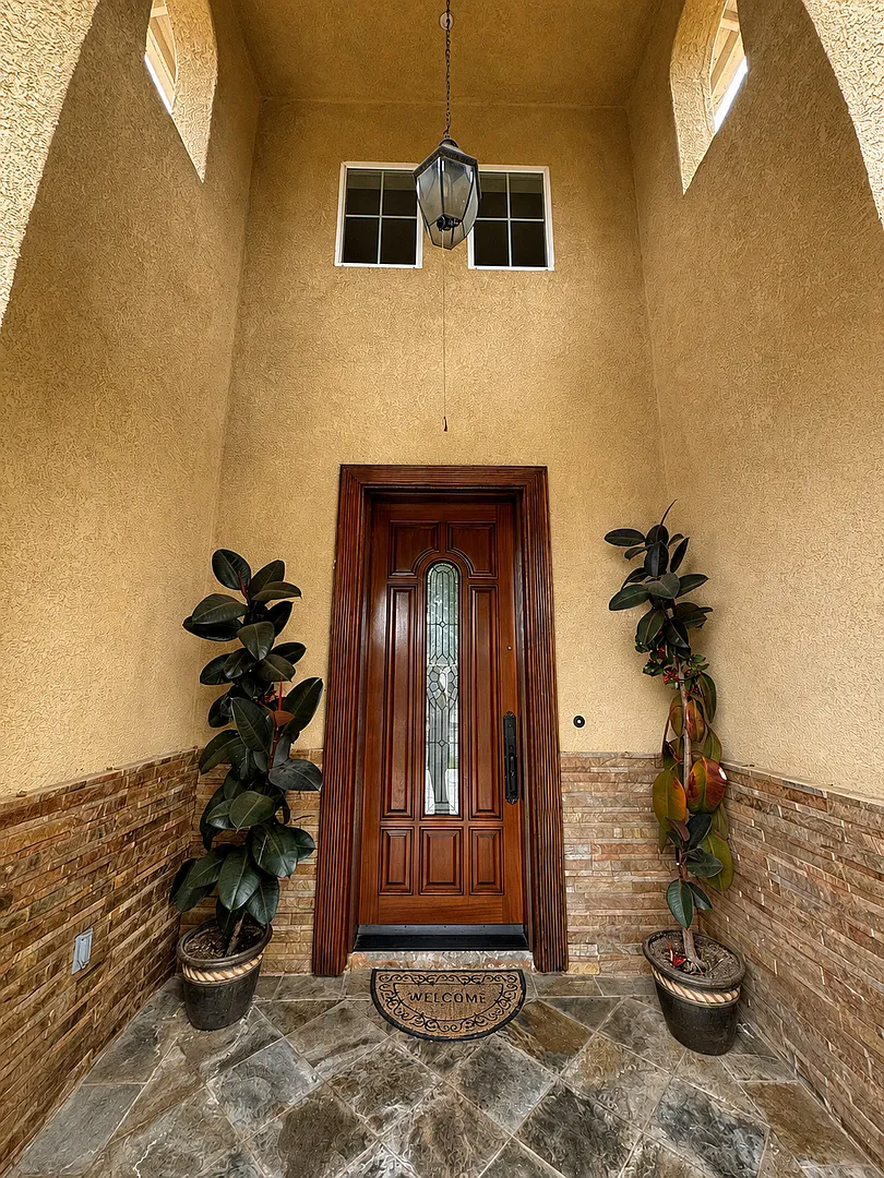 Spacious 5 Bedroom Home in West Oxnard's Desirable Winfield Community — Photo 2