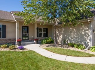1346 Bluebird Dr, Oconomowoc, WI 53066