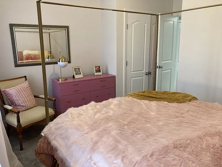 Guest bedroom.