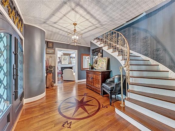 4th image of 2413 Colonial Pkwy