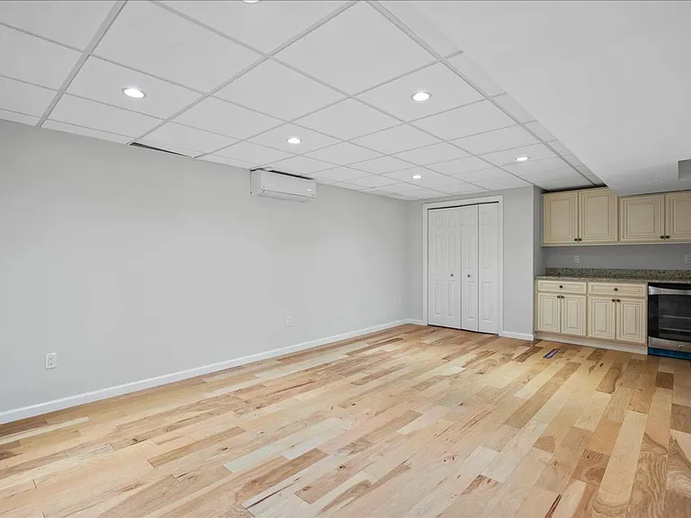 745 Iris Ct — Photo 30