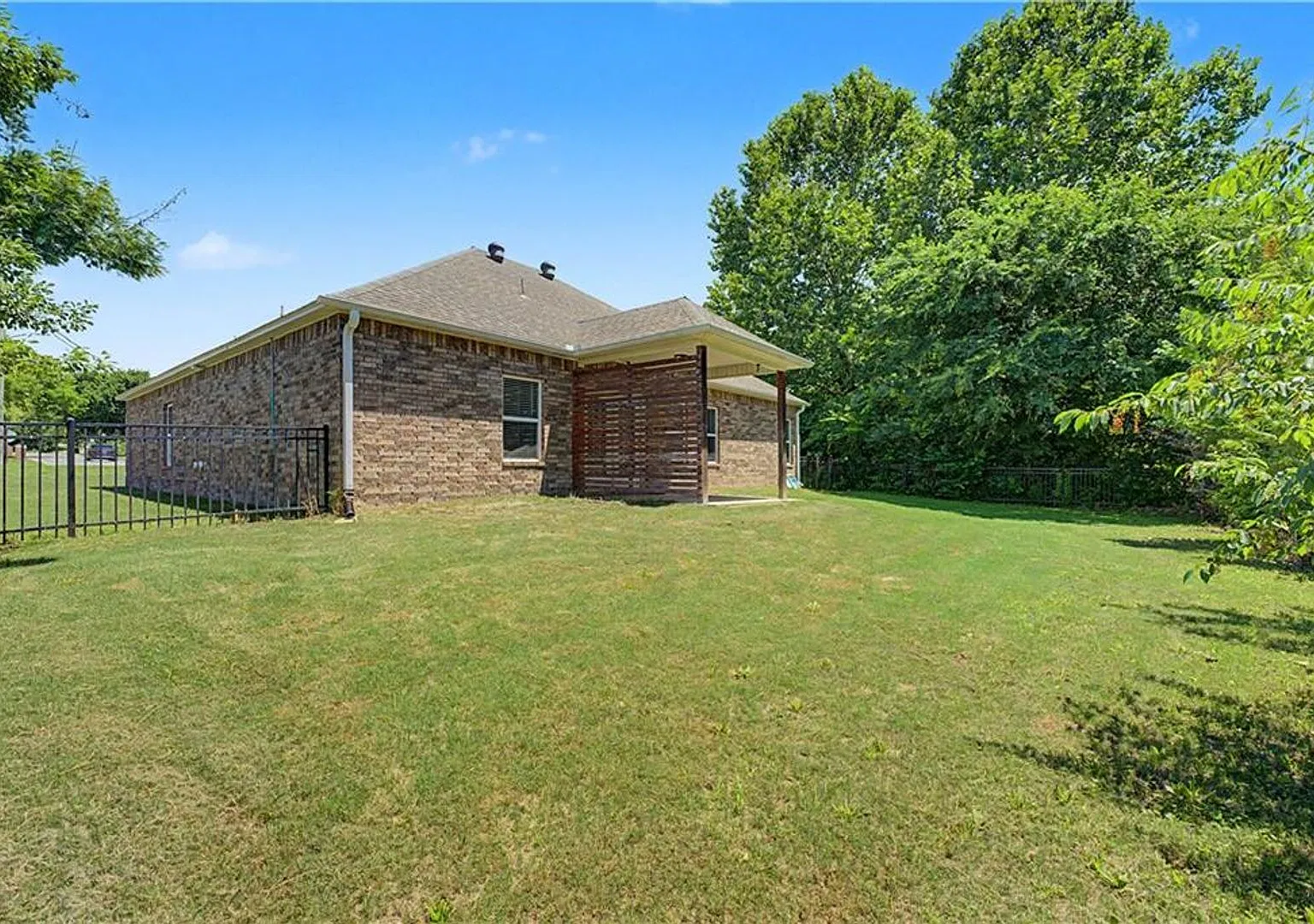 3 bedroom 2 bath in Farmington, 2 carG, large backyard, quiet area — Photo 3