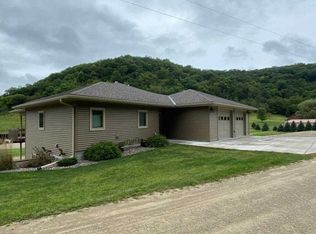 2066 Valley Rd, Lansing, IA 52151