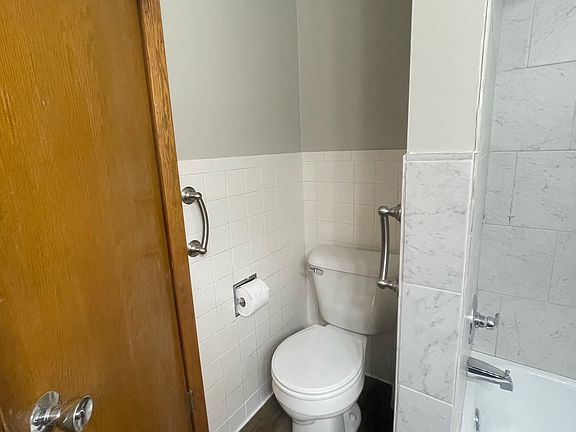 4th image of 205 W Walworth St APT 4