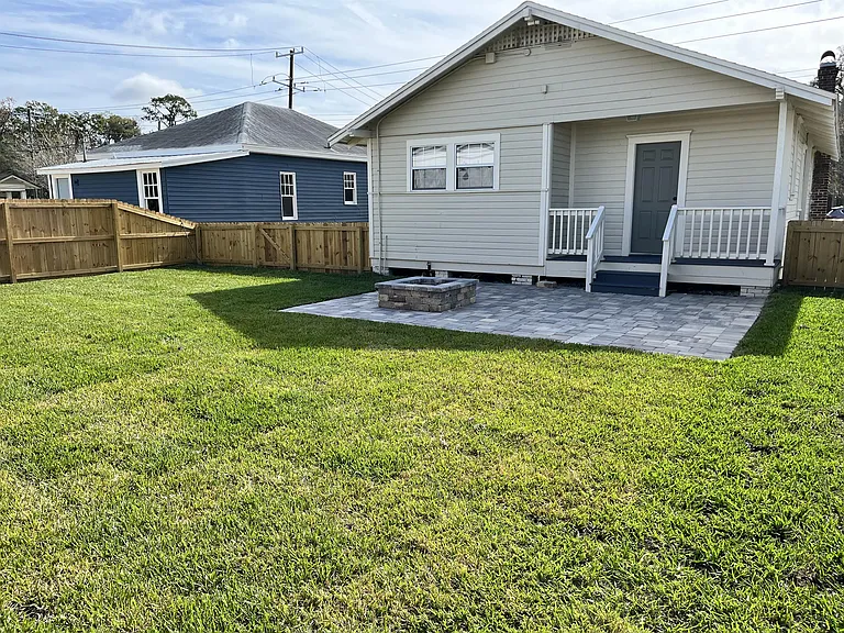 2105 Gilmore St — Photo 3