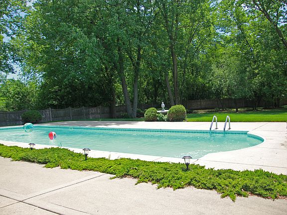 5th image of 400 Pinehurst Ct