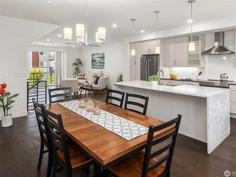 Dining area, room at island for barstools too