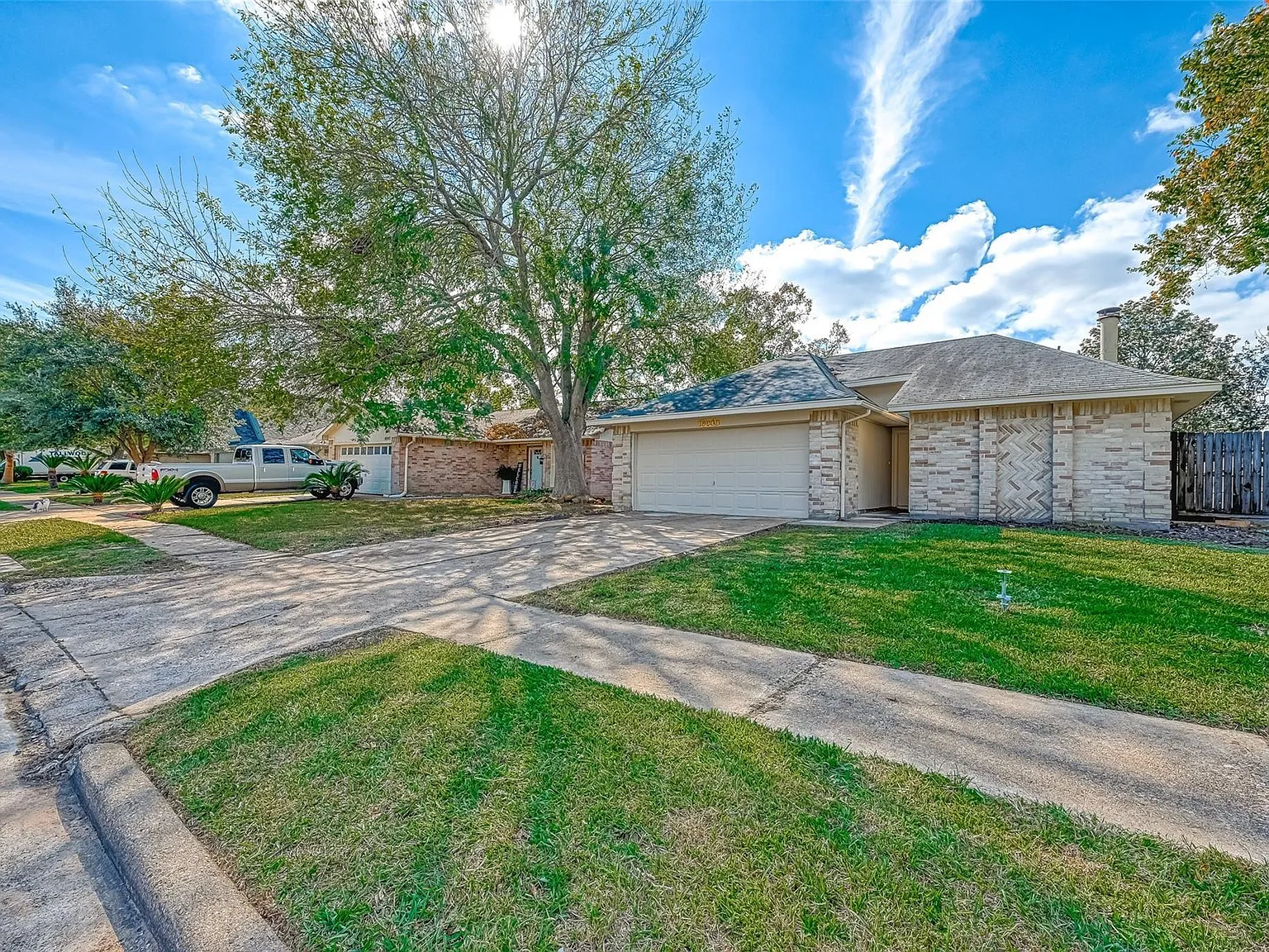 3 bed, 2.0 bath, 1096 sqft, $1,900 — Photo 2
