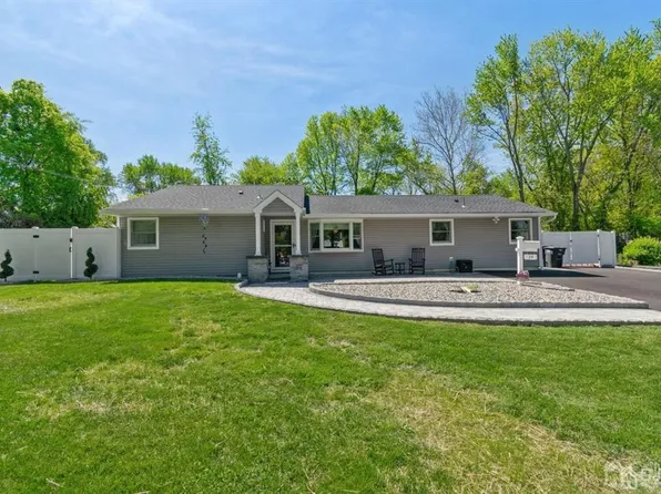 29 Springdale Rd, Kendall Park, NJ 08824