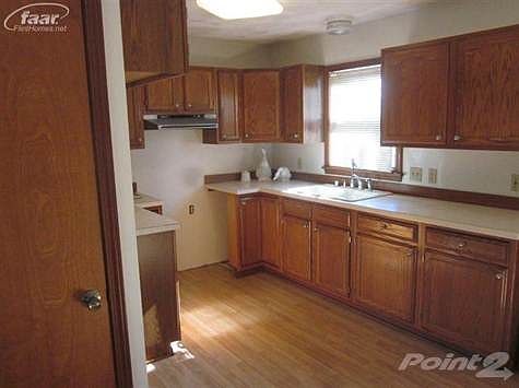 5th image of 170 Elizabeth Dr