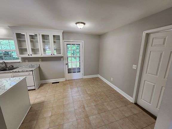 5th image of 829 E Glochester Pl