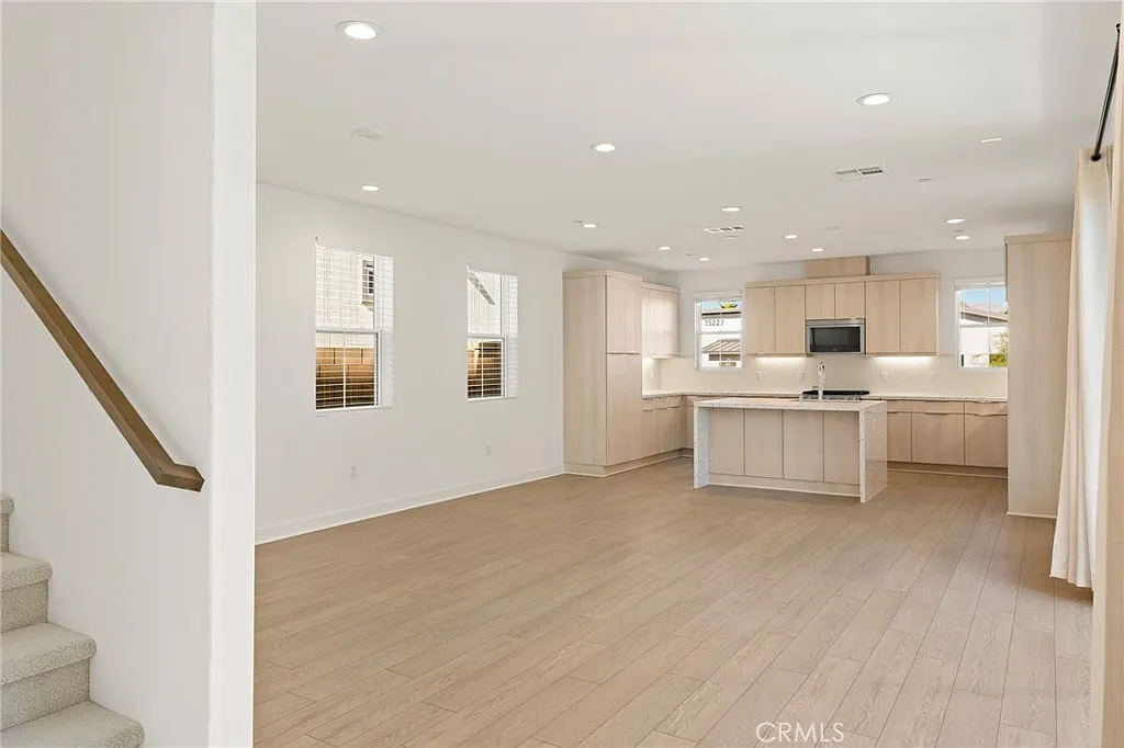 3 bed, 2.5 bath, 2004 sqft, $3,500 — Photo 4