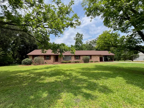 493 Manchester Dr, Manning, SC 29102