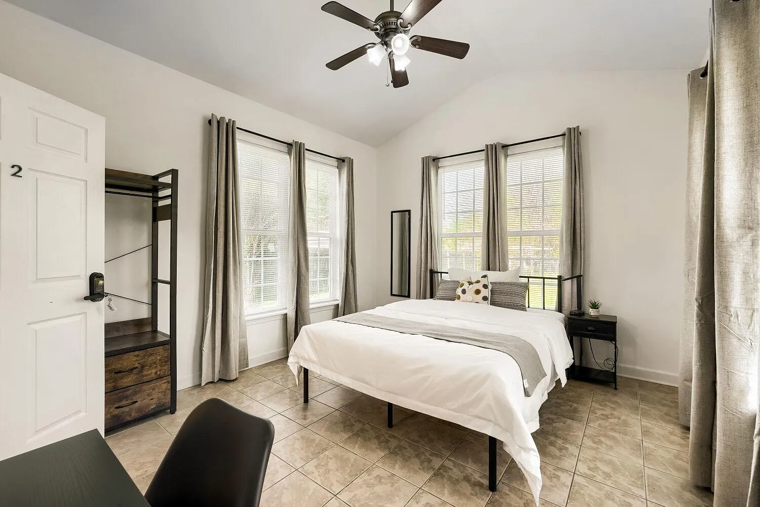 4 bed, 3.0 bath, 2479 sqft, $1,139 — Photo 2