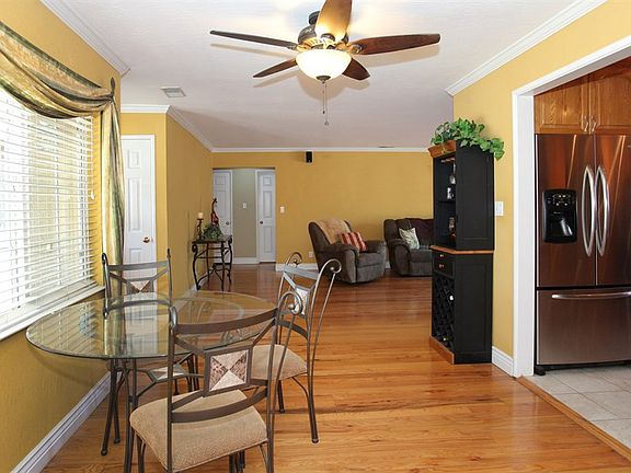 3rd image of 425 Bradley Ave