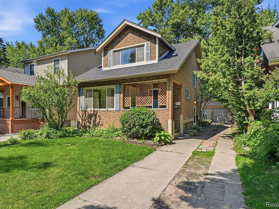 1st image of 715 Laprairie St