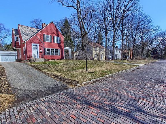 2nd image of 258 E Como Ave