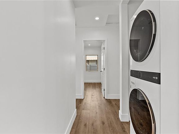 4th image of 7419 Gloria Ave