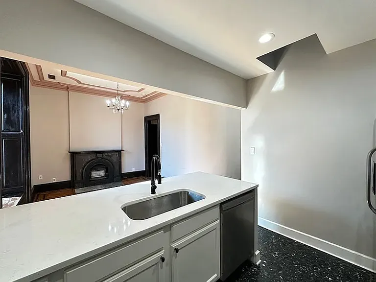 238 S Ashland Ave — Photo 4