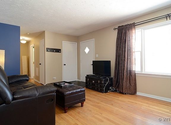 3rd image of 415 White Oak Dr