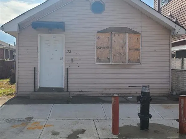 32 Topping St, Staten Island, NY 10306