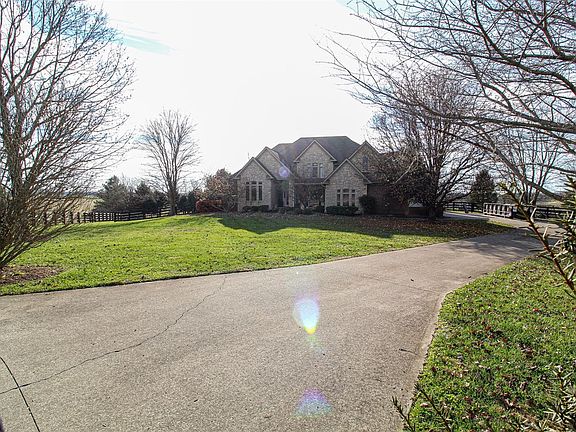 3rd image of 1014 Oak Hill Cir
