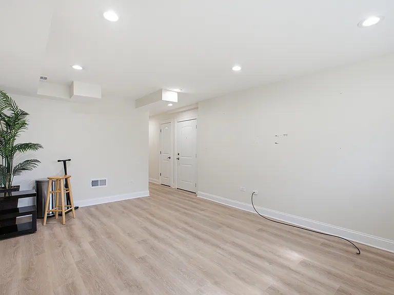 5851 N Virginia Ave #G — Photo 7
